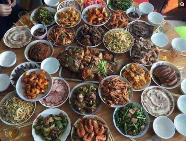 南方人猜不透东北人的饭桌,看着满满一桌的东北菜突然