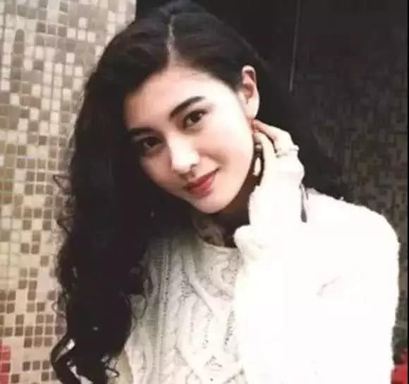 香港的90年代是盛行天然美女的时代,那时候的女星脸上