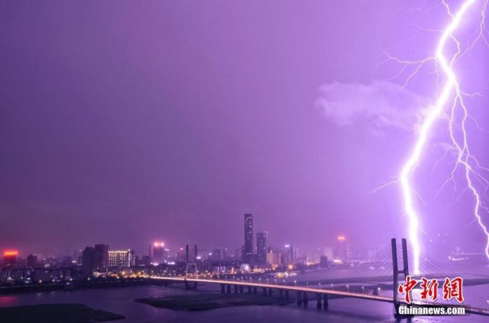 南昌突降暴雨闪电飞舞"霹"向高楼 场景震撼