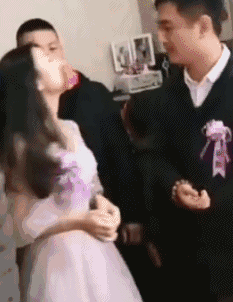 搞笑gif:这老牛吃嫩草真的过分了!