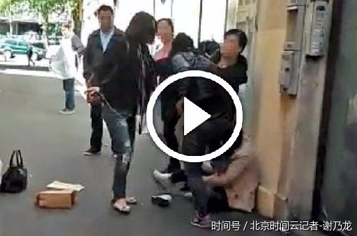 原配当街爆打小三 路人围观如看大片