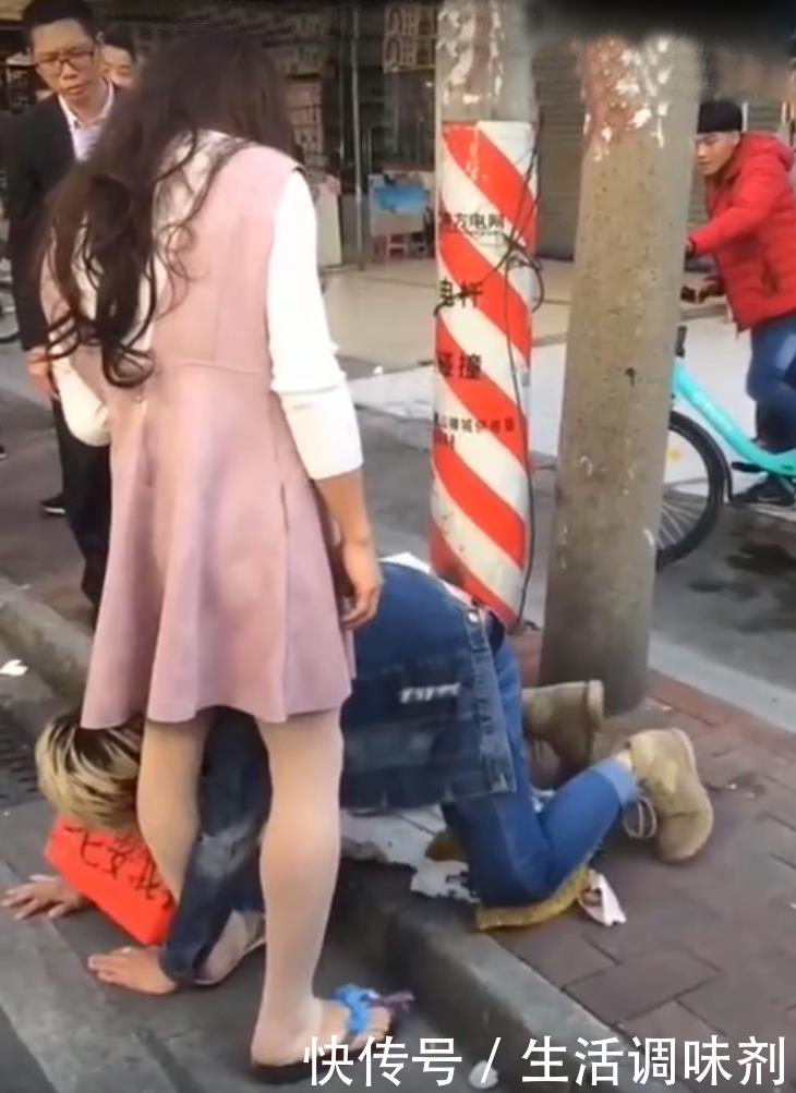 男子为求女友原谅,下狠心跪榴莲跪的两腿打颤,女友该原谅他吗?