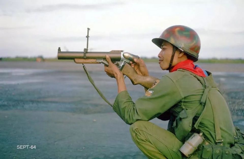 1964年,南越士兵登上美军直升机清剿游击队