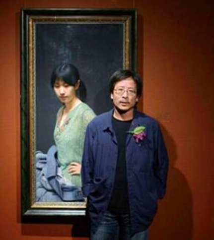 其实这是冷军的超写实作品《小姜》,作者用极细致的线条勾勒出黢黑而
