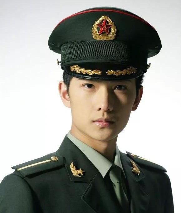 穿上戎装立刻就能彰显军人气质男明星们,不当兵可惜了