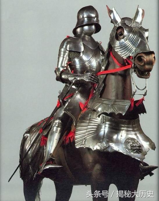遮盖全身的哥特式铠甲重量只有25公斤,关节部位和肩甲里面不再使用钢