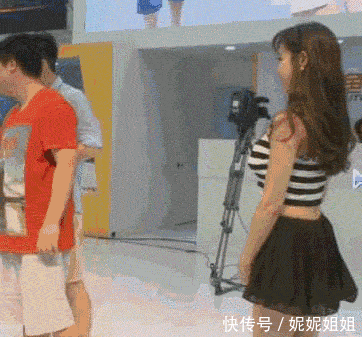 搞笑gif:这胸口碎大石的见多了,美女胸口开啤酒的还是