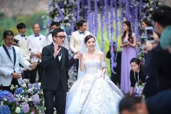 张靓颖与老公冯轲已离婚?当初台上逼婚老公 如今却惨被抛弃