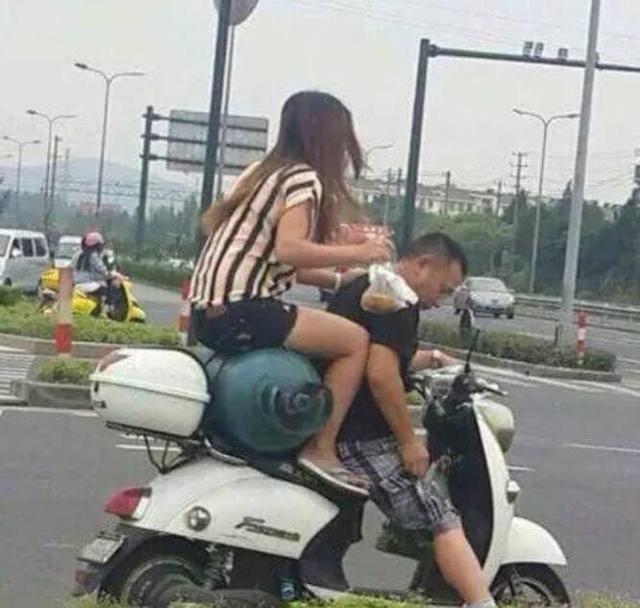 搞笑美女gif图片:妹子,你坐摩托车的姿势就是霸气,但下面这个东西好像