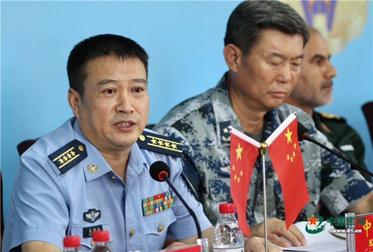空军参谋部训练局副局长蒋明球大校在发布会上介绍本次承办赛事情况.