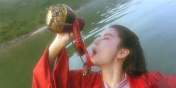王祖贤穿衣:这个镜头也是美的让人难忘,出自《倩女幽魂.