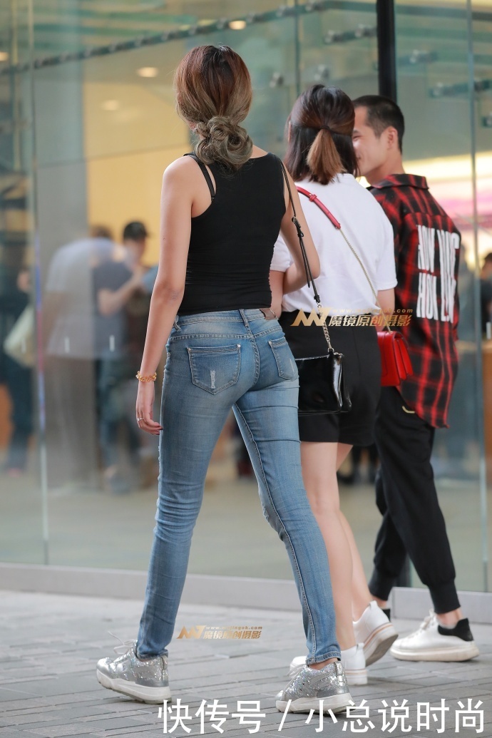 路人街拍,好身材牛仔裤小姐姐,有点小肚子哦!