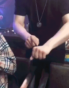 搞笑gif趣图:想学人家玩浪漫,首先要有女朋友而且还得