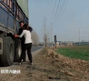 搞笑gif 喂孩子吃辅食了 这个神器看样子很不错啊