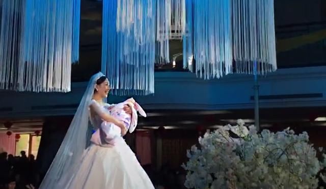 实拍新娘抱着孩子结婚,网友:先上船后买票也可以