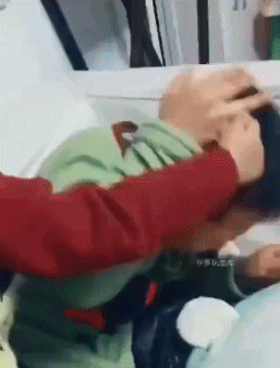 搞笑gif:来玩啊大爷,怎么了,你今天看起来心不在焉哦
