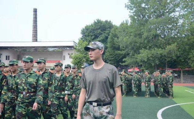 史上最帅教官走红,军训场地挤满女生只为见他一面!