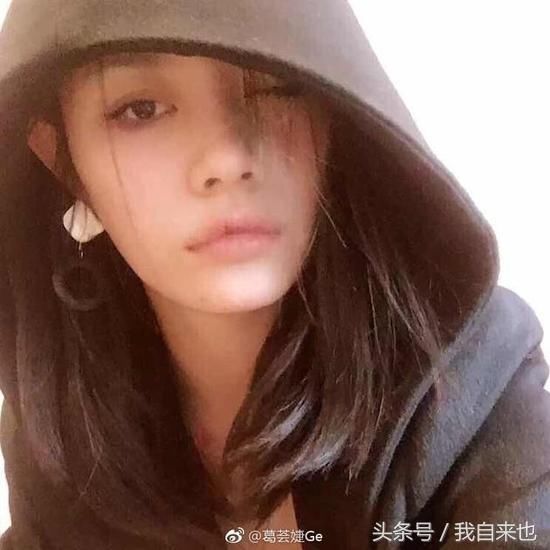 葛荟婕 随后葛荟婕17岁生下女儿小苹果,还在哺乳期,汪峰劈腿康作如