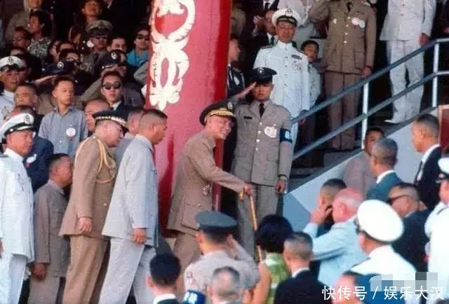 蒋介石在台湾被称总统,视察时一老兵叫了声委员长,前后态度大变