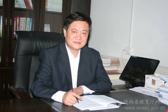 泾阳县第二届杰出贡献人才,泾干中学校长辛泾生 多年来,他一直致力于