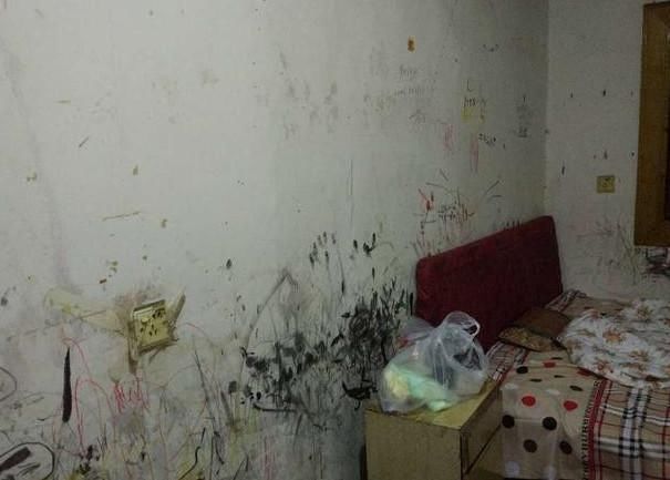 女子开始动手改造出租屋,第一步把出租房里没用的东西统统扔掉.
