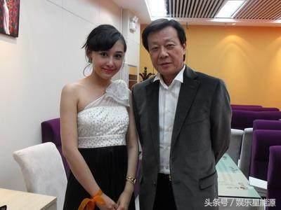 62岁寇世勋全家照,儿子被称最帅星二代,两个老婆漂亮但是却很累