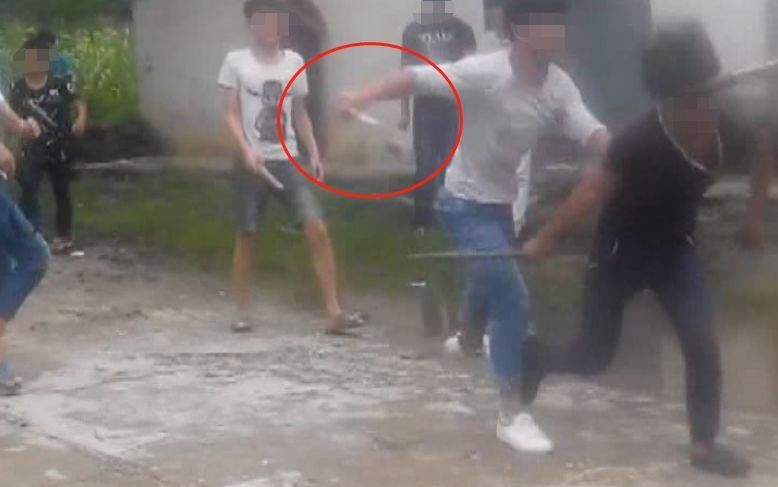 这不是开玩笑,这是真人真事,事情发生在河池市凤山县某中学,打架的