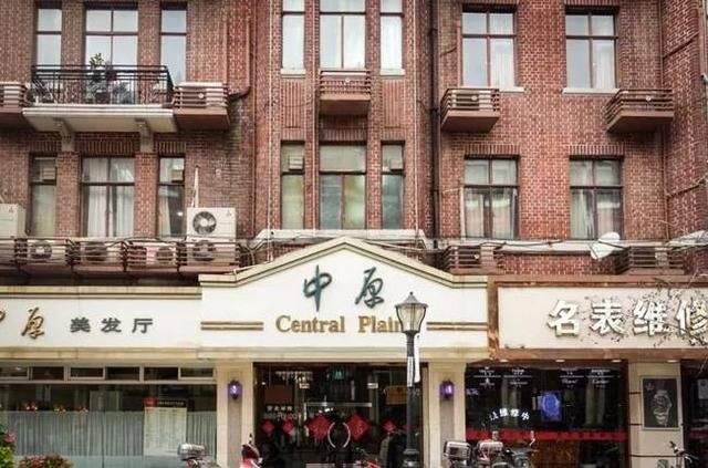和老克勒走进老上海的传奇招牌理发店