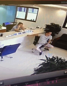 是地面的吸引,还是凳子的不挽留