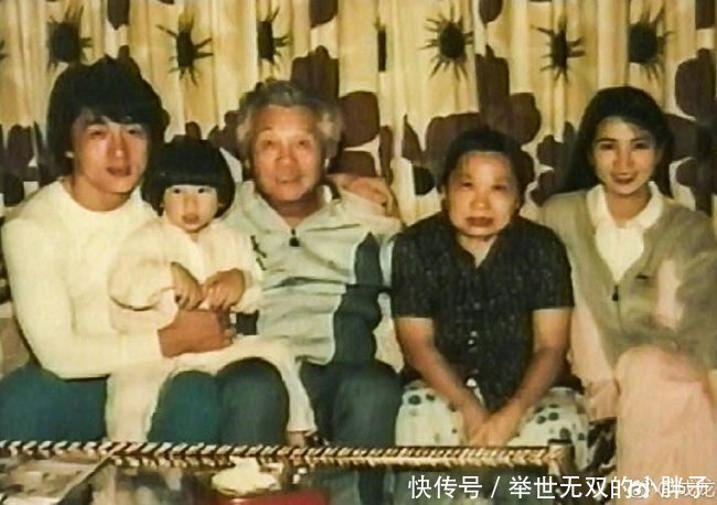 成龙发旧照三代同堂,老婆林凤娇的颜值获赞无数!