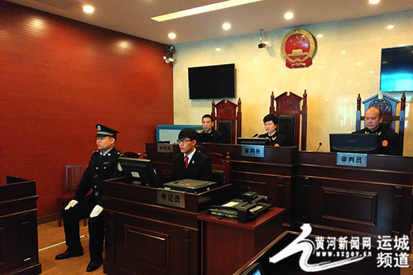 运城市盐湖区法院院长荆聪敏身着法袍,带领综合审判团队法官走进第二