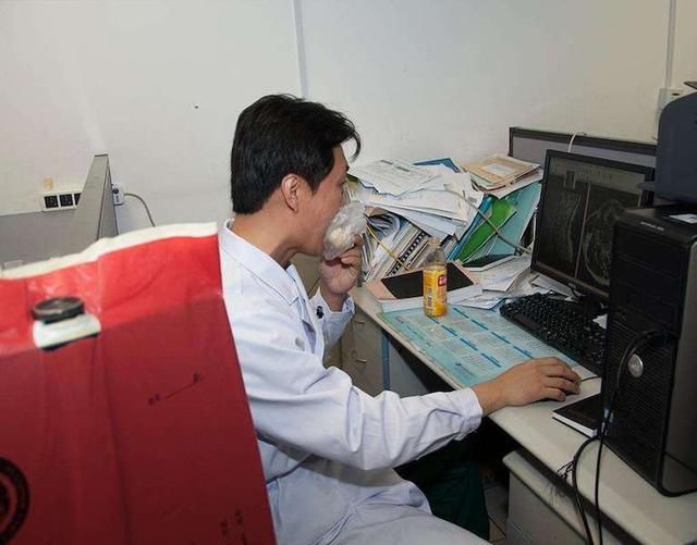 晚上也有病人,为何医院不让一些医生专门值夜班?