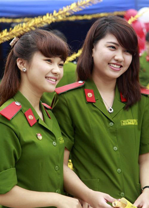 一大波妹子来袭!越南女兵穿新式军服拍靓照