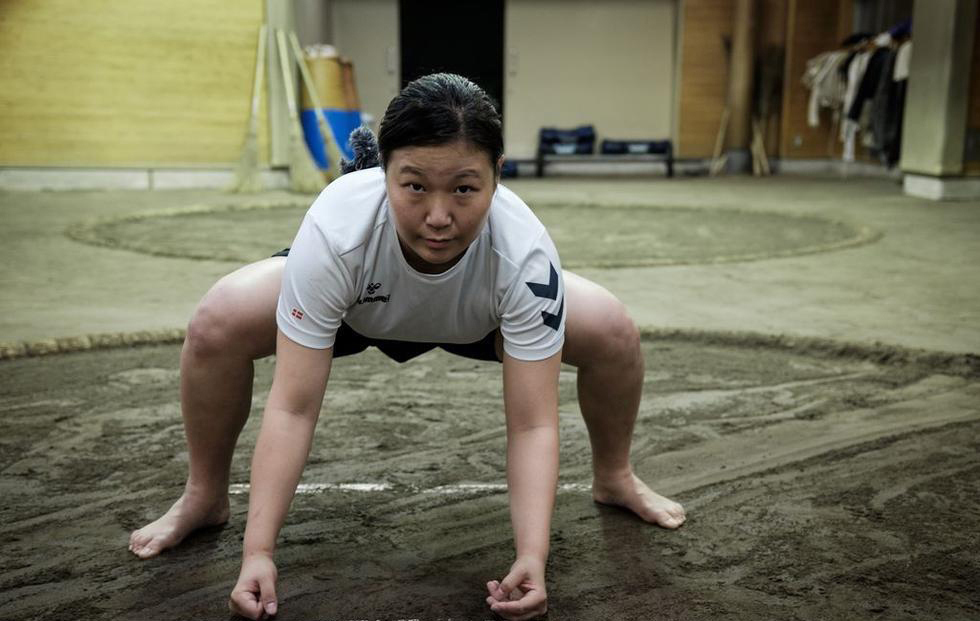 实拍日本女子相扑 看女汉子是如何炼成的