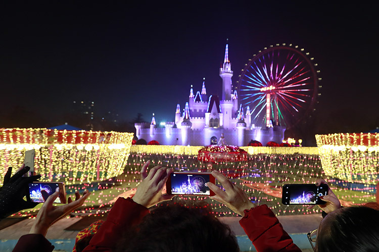 2019年2月19日,石景山游乐园,游客在赏灯游园.新京报记者 浦峰 摄