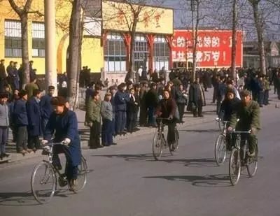 罕见老照片:看看上世纪70年代的中国是什么样子,充满时代特色!