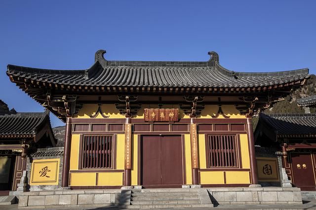 从旁门而入,便是神通寺大殿—-天王殿,天王殿外檐深远,像一只展翅欲飞