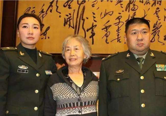 生活秘书张玉凤和李敏,李讷,毛远新,毛新宇珍贵合影,气质优雅