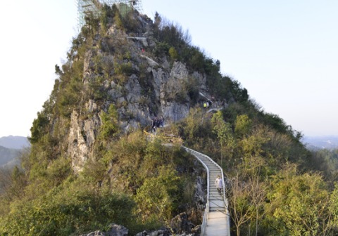 连日来的晴好天气,凤冈县进化镇九龙自然风景区美景惹人醉,人们纷纷