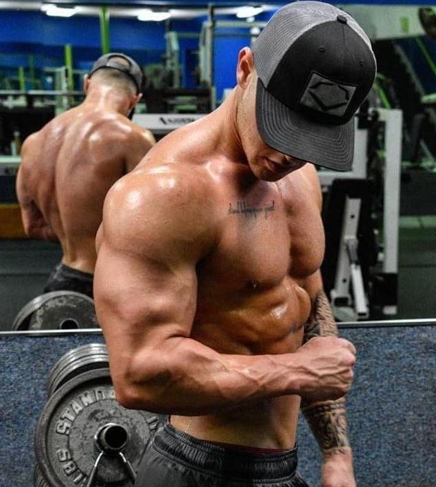 精壮的肌肉男有着潇洒的人生,健硕的胸肌和性感的人鱼