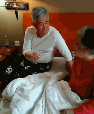 61岁赵本山乌鸦反哺:接81岁养母到城里,悉心照顾尽孝心