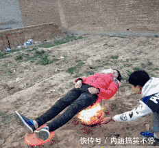 爆笑gif:这给酸的都能做一套表情包了