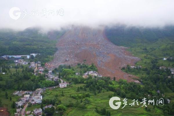 航拍贵州纳雍山体崩塌现场 大山如同被撕开一道"伤疤"