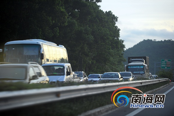 海南g98高速大茅隧道路段4车相撞事故 造成1死4伤