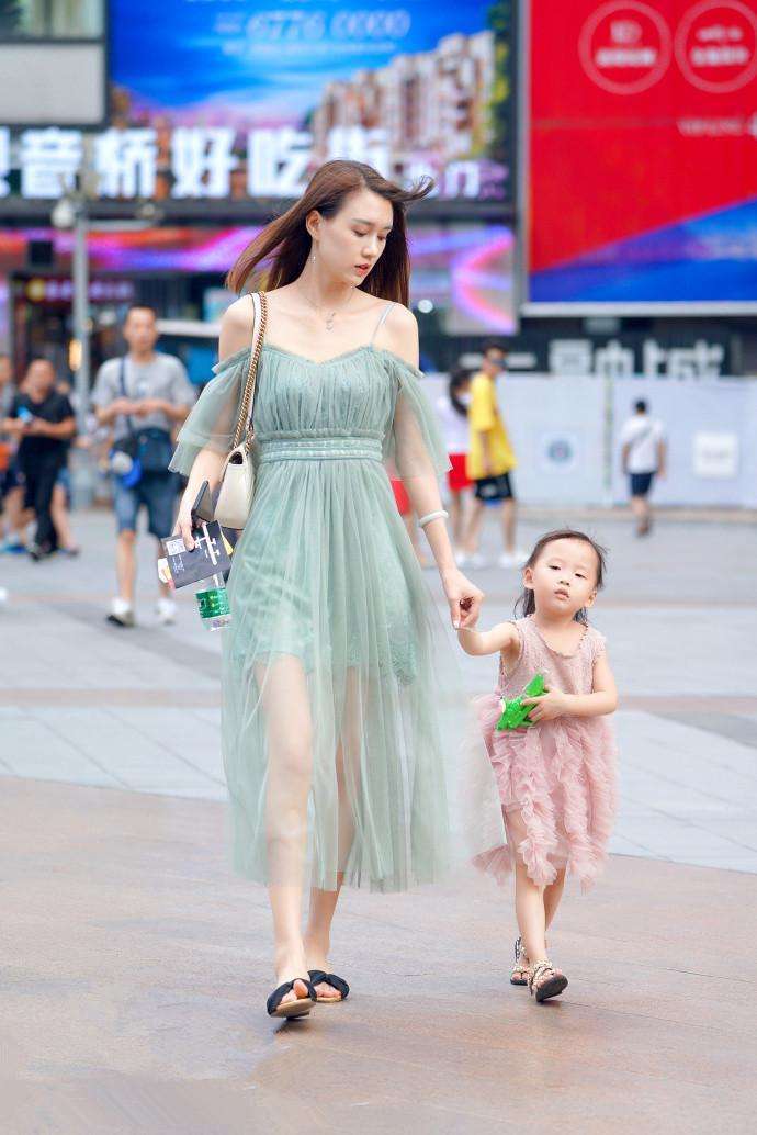 重庆街拍, 优雅美丽的裙子让姑娘拥有女人味, 展示