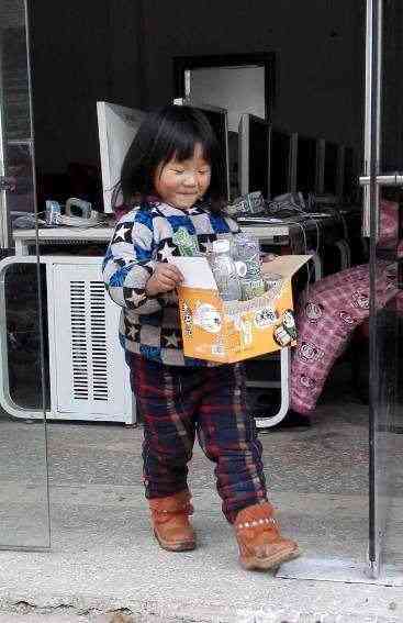 5岁小女孩捡废品为生,唯一的愿望就是父母能对她好点