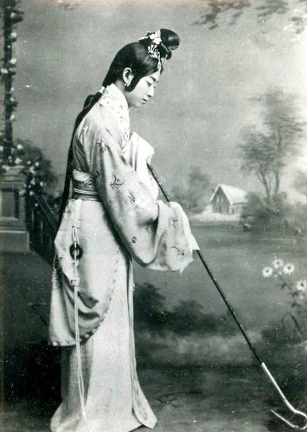 黛玉葬花的画面