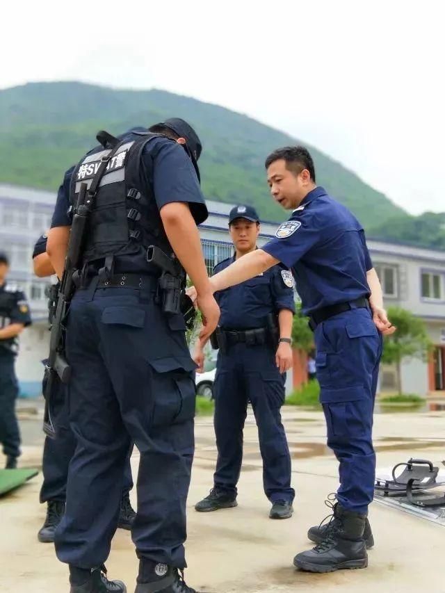 这是由临桂公安局赵珂局长上任后组建的"突击队",由临桂公安局10名83