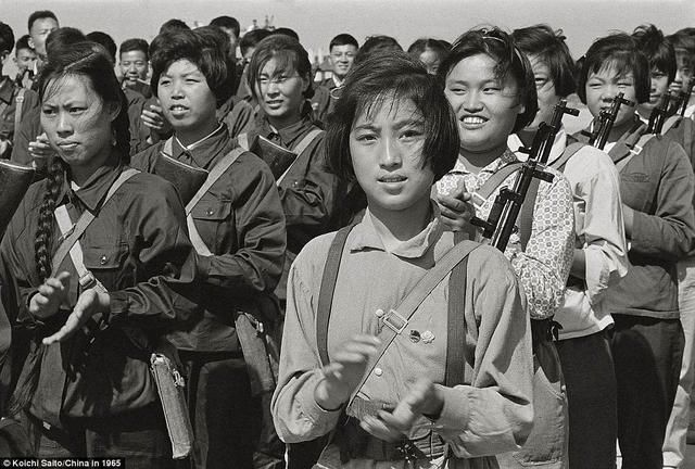 令人着迷的老照片,日本摄影师在1965年猛拍中国人的生活