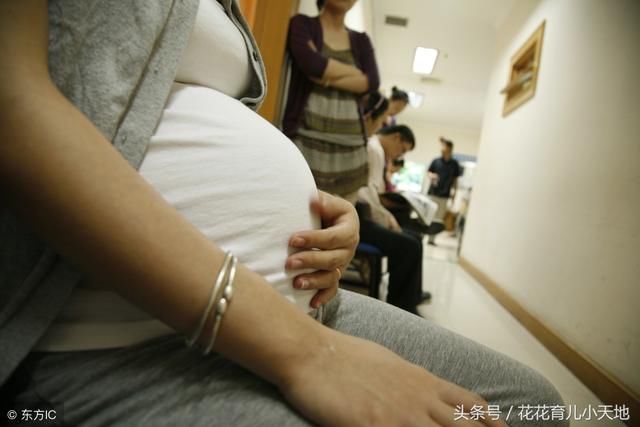 孕妇怀双胞胎5个月,被逼离婚,俩孩子出生后,婆婆跪在门前